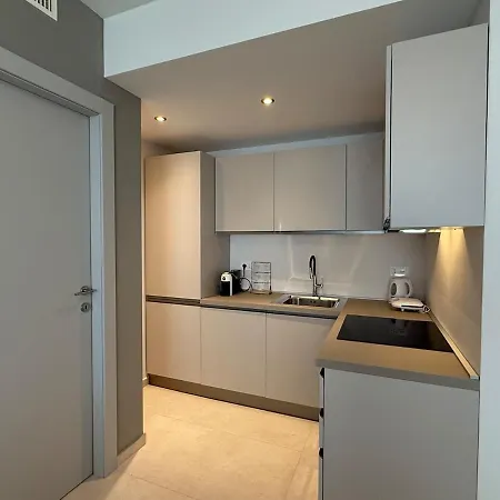 Alfieri1 - Netflix-parking-supermarket-centro Apartamento
